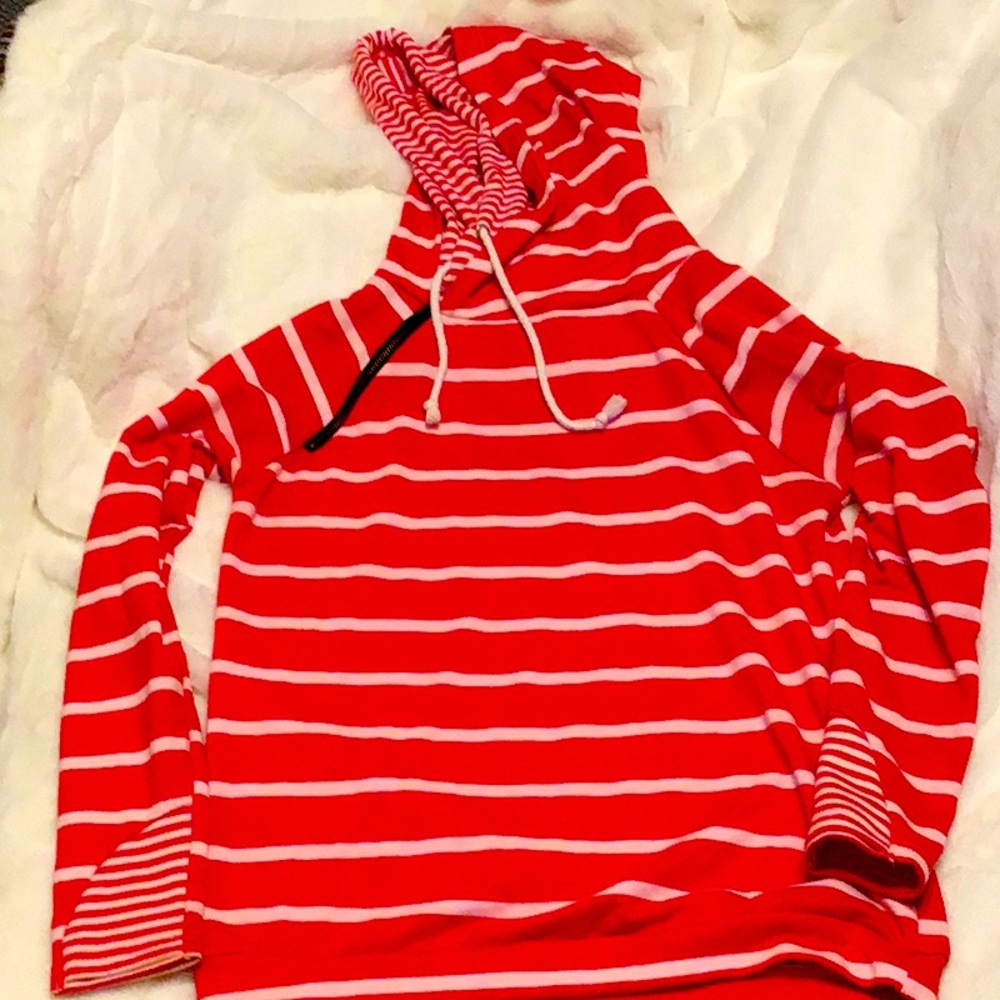 Women’s double hooded sweatshirt.